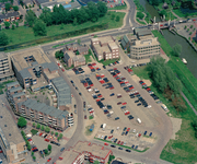 828293 Luchtfoto van het parkeerterrein bij het gemeentehuis van Nieuwegein (Raadstede 1, linksboven) vanuit het ...